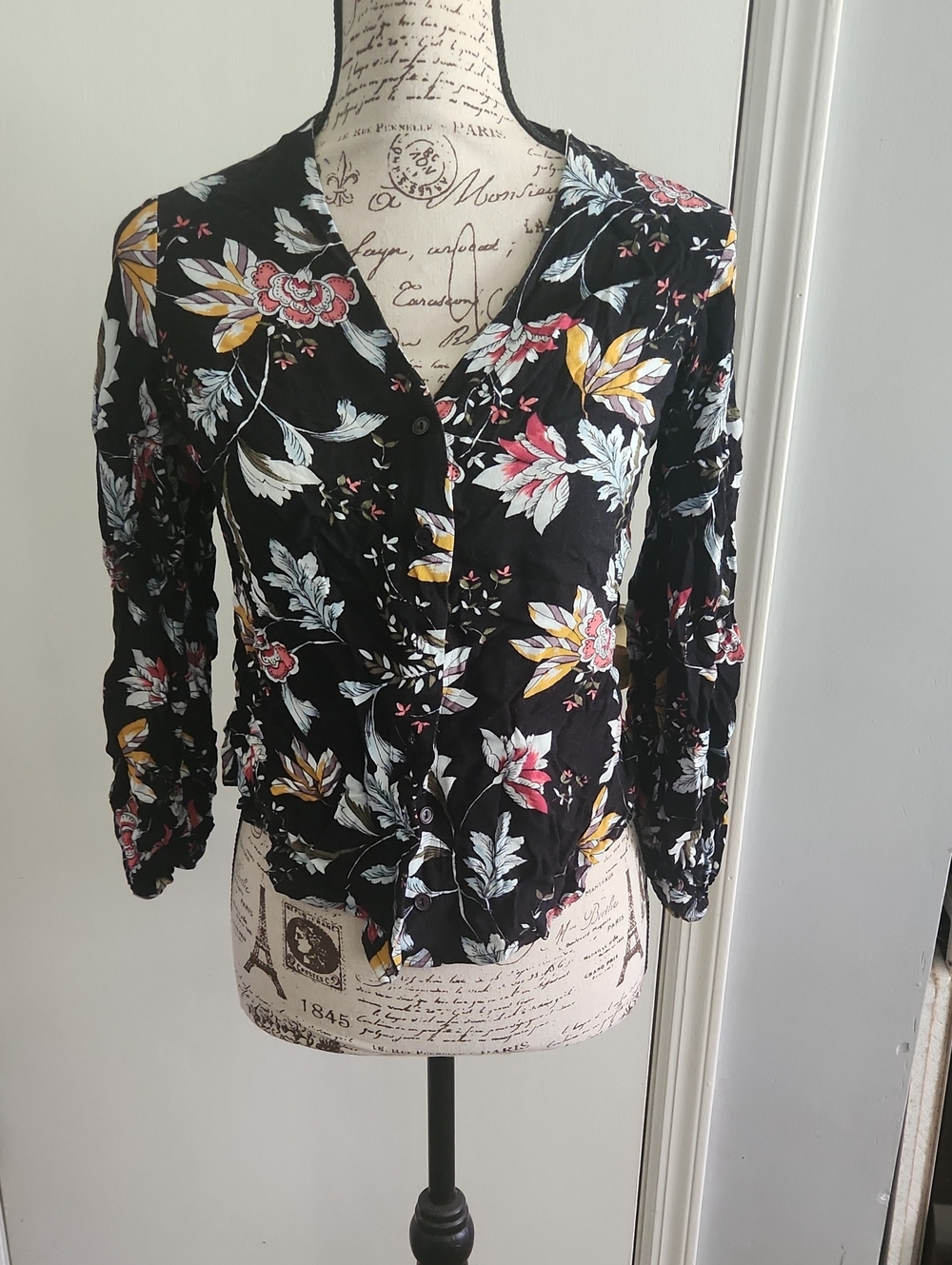 Simply Styled Black Floral Button-Front Blouse